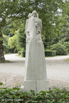 Achterkant monument.
              <br/>
              Corrie Groen- Pickhard, 2017-06-27
